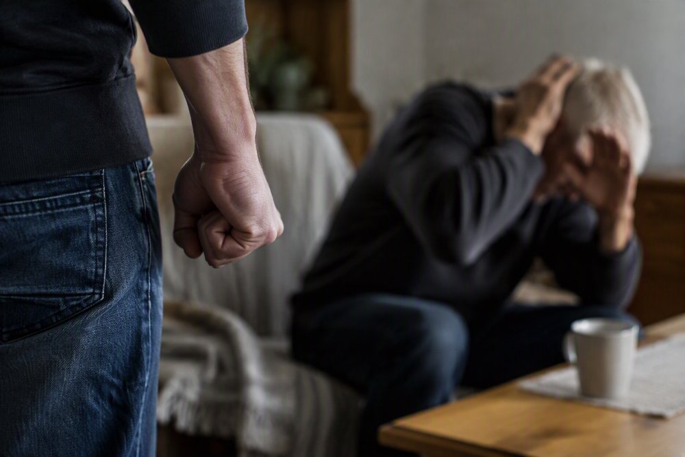 Tânăr de 21 de ani băgat la zdup: și-a luat tatăl la bătaie, deși exista un ordin de protecție împotriva lui